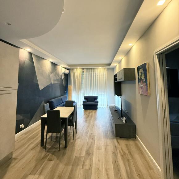 Elegant modern living room, warm parquet, soft lighting, cozy and refined atmosphere.